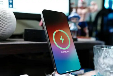 沙坪坝苹果15换屏服务分享用什么充电器给iPhone15充电更好 
